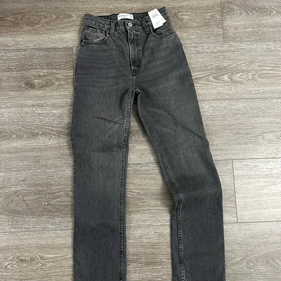 Abercrombie & Fitch Ultra High Rise 90s Straight Jean NWT - Picture 1 of 3